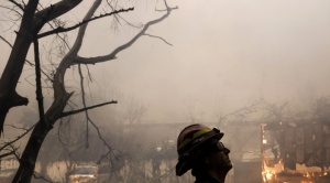 Diez muertos y más de 10.000 estructuras en cenizas por incendios activos de Los Ángeles 1