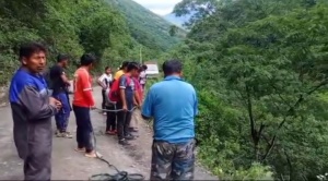 Tragedia en los Yungas: Vehículo cae al río Boopi, dos personas desaparecidas y dos rescatadas 1