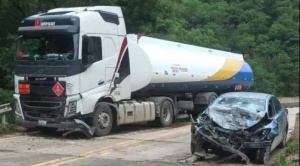 Colisión entre un auto y una cisterna en la antigua carretera Santa Cruz-Cochabamba deja dos fallecidos 1