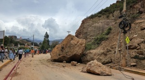 Retiro de la roca que cayó en la vía hacia Mallasa tomará hasta tres días 1