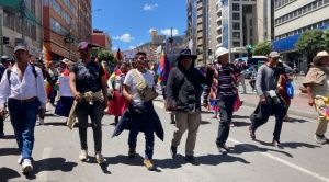 Marcha de gremiales y evista llegan a la ciudad e intentan ingresar a plaza Murillo 1