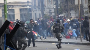 En intento por entrega de pliego, evistas atacan con petardos; la Policía responde con gases lacrimógenos 1