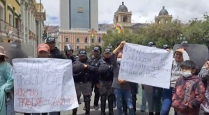 Comerciantes piden levantar resguardo policial a plaza Murillo para retomar sus actividades laborales 1