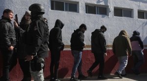 Activistas piden en puente México-EEUU apoyo a deportados sin "dinero ni dónde quedarse" 1