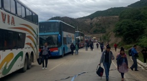 Suspenden salidas de buses a Cochabamba y Santa Cruz por bloqueo en Suticollo 1