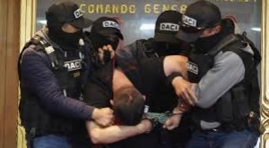 Cinco policías están en la mira; acusan a 4 de robo y a otro de liderar una banda de extorsionadores 1