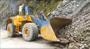 ABC envía maquinaria pesada para mantener transitable la vía a Chulumani 1