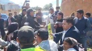 Reportan que presuntamente un grupo de personas lanzaron una piedra al vehículo de Arce en Cochabamba 1