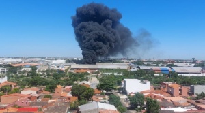 Incendio en el Parque Industrial de Santa Cruz causa alarma; bomberos busca sofocar las llamas 1