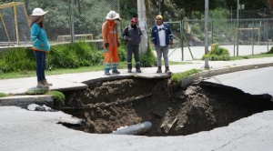 Sifonamiento ha ocasionado el cierre de ambos carriles en la Av. Del Poeta 1