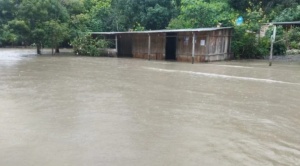 Zongo en emergencia por desborde del río Coroico: hay más de 30 viviendas afectadas 1