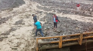 Desborde de río Boopi colpsa un puente en La Asunta 1