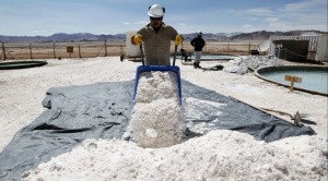 Experto alerta: Sin una ley del litio, los contratos para explotar el Salar de Uyuni son inviables    1