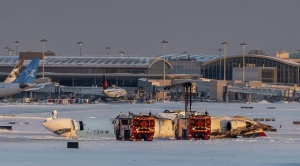 Avión de Delta se vuelca al aterrizar en Toronto, dejando 18 heridos 1