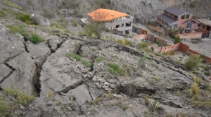 Dos viviendas son afectadas por deslizamiento en Challaloma debido a saturación del terreno 1