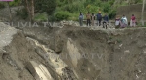 Río se desborda y arrastra el puente que conectaba los barrios de Huaychani y Monteroni, en Periférica 1