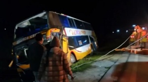 Colomi: Accidente entre bus y vagoneta deja un muerto y más de 20 heridos 1