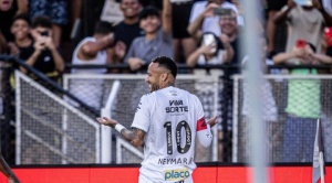 Neymar anota un gol olímpico en otro partido del Santos sin Terceros 1