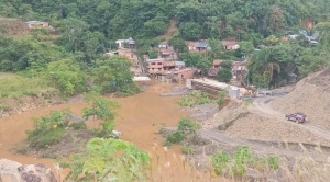 Mientras en Tipuani se saca el agua con bombas, en Chima hay peligro de derrumbe 1