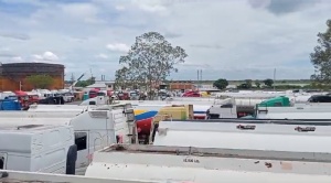 Cisterna bolivianas están paralizadas en Paraguay, esperan más de 15 días a  cargar combustible para el país 1