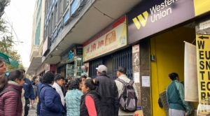 Clientes de Western Union duermen fuera de una sucursal para enviar dinero al exterior 1