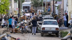 Ascienden a quince los muertos por las inundaciones en Bahía Blanca, Argentina 1