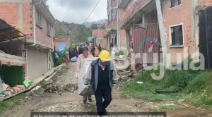 Vecinos de Codavisa arriesgan su seguridad para rescatar lo que puedan de sus casas  1