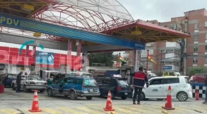 Se registran largas filas de vehículos en estaciones de servicio de La Paz 1