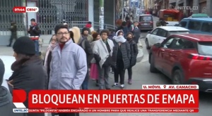 Clientes de Emapa bloquean la av.  Camacho en el centro de La Paz  en reclamo a la falta de aceite 1