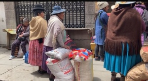 La gente se vuelca a los centros de  abasto, pero algunos productos escasean y los precios suben 1