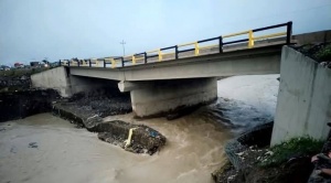 Ruta a Copacabana está interrumpida por hundimiento en puente, pasajeros hacen trasbordo y pasaje sube a Bs 30 1