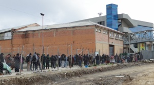 Se forman largas filas en estaciones  del teleférico debido a bloqueos en El Alto 1