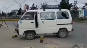 Bloqueadores en El Alto chicotean  a choferes y atacan a vehículos  1