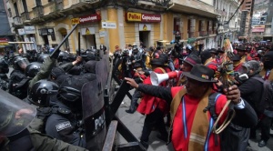 Choferes interprovinciales y Ponchos  Rojos protestan en el centro paceño 1