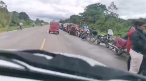 En Rurrenabaque hacen fila desde hace cinco días pasada para conseguir combustible 1