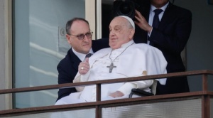 El papa reaparece tras 38 días y saluda desde el hospital antes de regresar al Vaticano 1