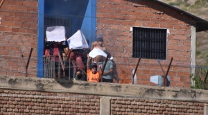 Motín en El Abra impide a senadores entrevistar a Zúñiga; legislador acusa  al Gobierno de organizar la protesta 1