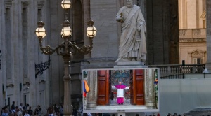 Fieles y curiosos empiezan a llegar al Vaticano a la espera de la primera fumata 1