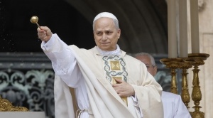 León XIV recibe conmovido el palio y el Anillo del Pescador, símbolos del poder pontificio 1