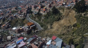 Deslizamiento en Alto Tacagua afecta a cinco viviendas y cierra la Av. Julio Téllez 1