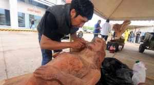 Escultores de Argentina y Bolivia compiten para mostrar sus mejores dotes sobre madera 1
