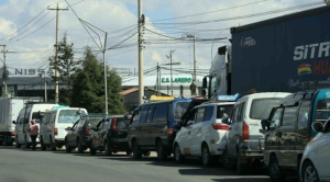 Evo: Arce prometió abastecer combustible desde el lunes, pero solo hay colas, engaño y desesperación 1