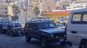 Las filas de vehículos aumentan y superan las 15 cuadras en La Paz 1
