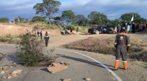 Campesinos evistas bloquean carretera Cochabamba-Sucre y exigen la renuncia del Gobierno  1