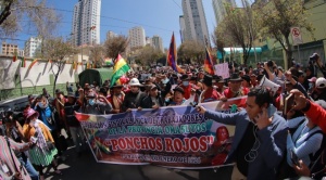 Marcha evista no logra llegar a puertas del TSE ante el cierre de la plaza Abaroa por efectivos policiales 1