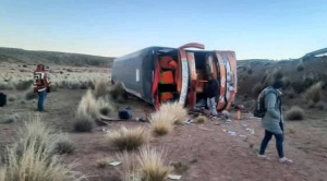 Bus vuelca de costado en la vía a Villazón y deja 17 heridos; el chofer huyó 1