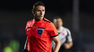 Boliviano Gery Vargas pasa vergüenza al cobrar un penal por una mano fuera del área 1