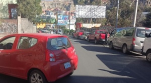 Choferes bloquean Obrajes por falta de combustible y deben esperar hasta 24 horas para cargar gasolina 1