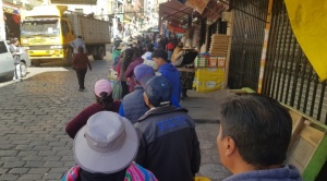 Reportan que cerca de 300 personas hacen fila para comprar aceite en la Gallardo 1