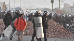 Policía desbloquea carretera que une a Cochabamba con el occidente, a la altura de Sipe Sipe 1
